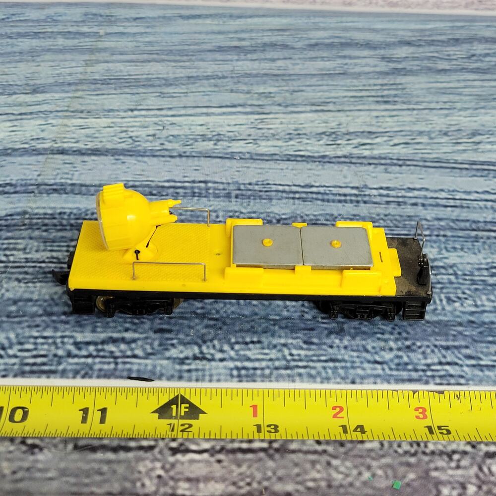 H.O scale light car missing cover UNTESTED yellow and black